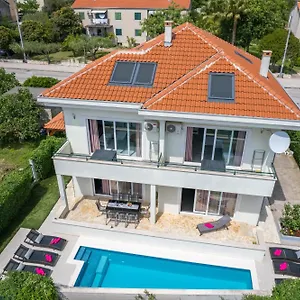 Barbara-kastela With Heated Pool Apartament